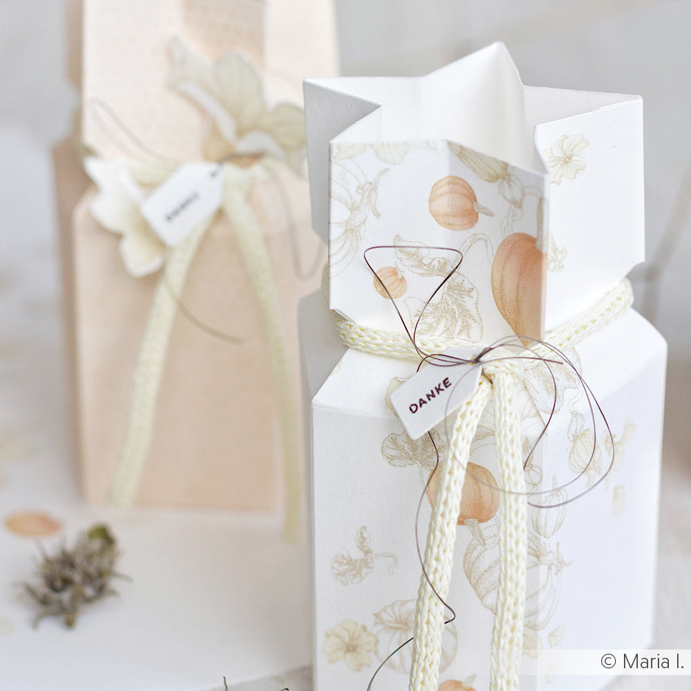 Zwei dekorative Alexandra Renke Geschenkboxen mit floralen Mustern, Anhängern, Schnur und einem Mini Typo Danke Etikett - perfekt zum Personalisieren mit Stempel für Papierprojekte oder Ihrem Lieblingsholzstempel.