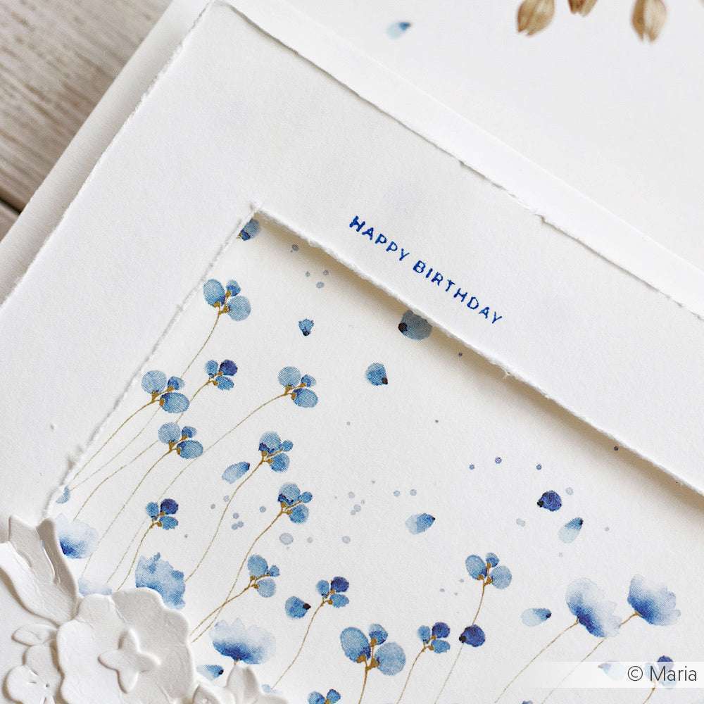 Diese Geburtstagskarte von Alexandra Renke zeigt blaue Aquarellblumen und den Schriftzug "Happy Birthday" in Blau, der einem charmanten, handgefertigten Happy Birthday Stempel ähnelt.