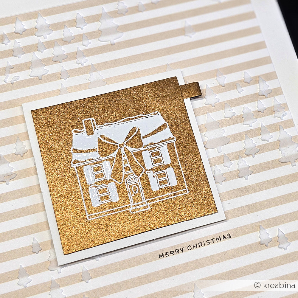 Die quadratische Goldkarte von Alexandra Renke zeigt ein weißes Hausdesign auf gestreiftem Hintergrund, den Text "Frohe Weihnachten" und Baumakzente - ideal zum Stempeln mit Ihrem Lieblingsholzstempel oder Stempelgummi.