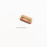 Mini-Stempel Weihnachtswunder aus Holz von Typo mit passendem Abdruck auf weißem Papier.
