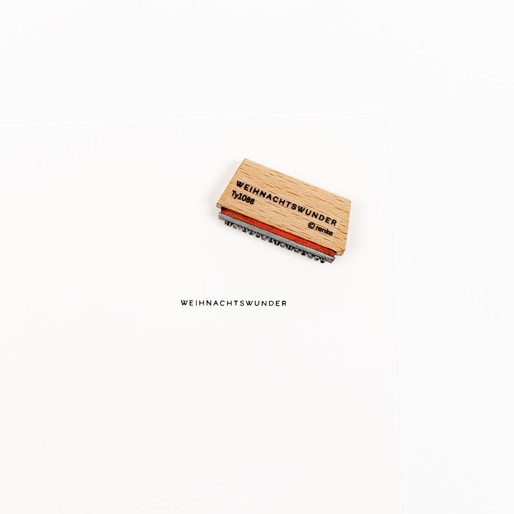 Mini-Stempel Weihnachtswunder aus Holz von Typo mit passendem Abdruck auf weißem Papier.