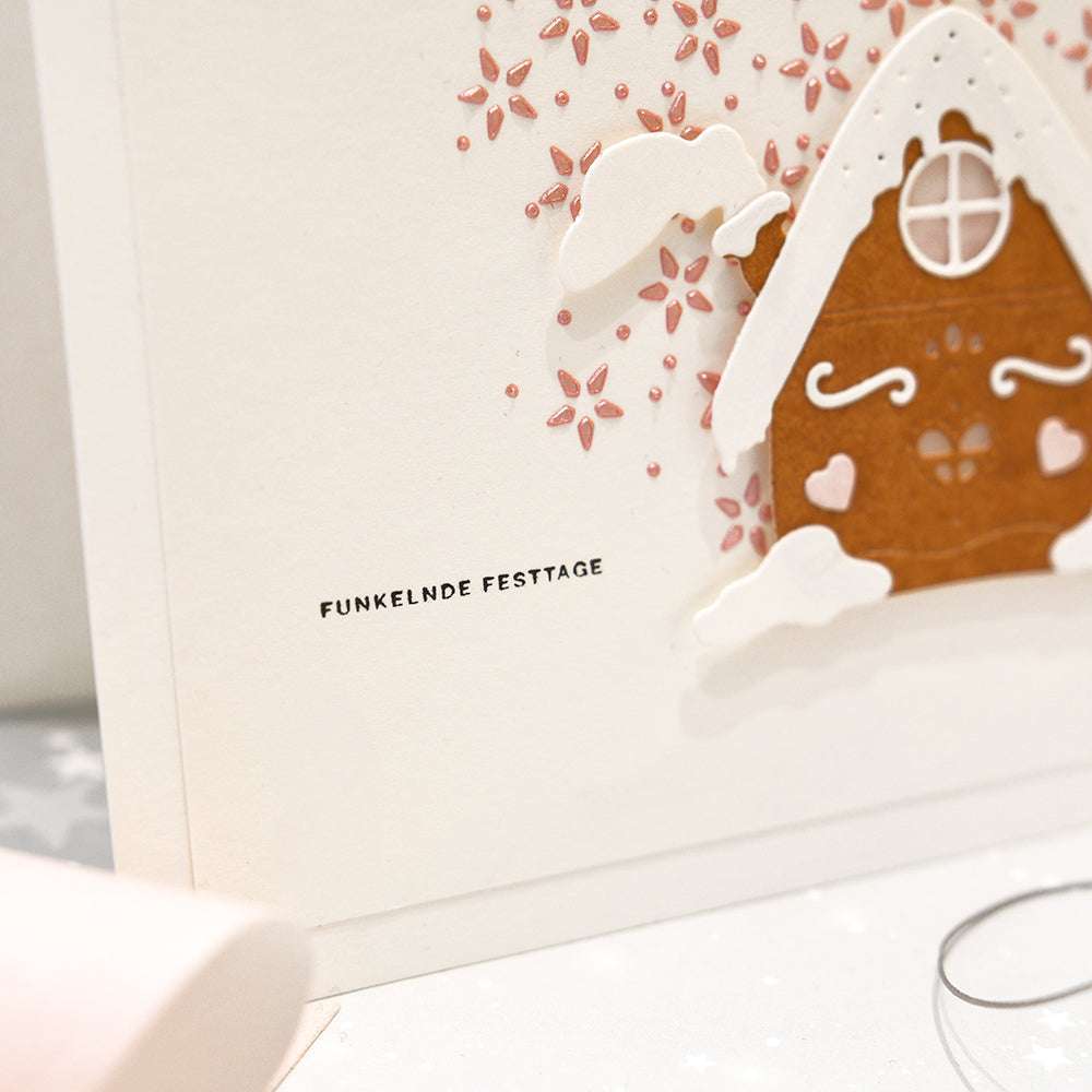 Grußkarte von Alexandra Renke mit einem Lebkuchenhaus und "Funkelnde Festtage" auf Weiß - ideal für Papierprojekte oder in Kombination mit Ihrem Lieblingsholzstempel.
