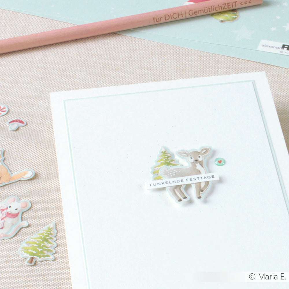 Minimalistische Weihnachtskarte von Alexandra Renke mit einem Reh, einem Tannenbaum und dem Text "Funkelnde Festtage". Perfekt zum Personalisieren mit einer Mini Typo oder zum Verzieren mit einem Holzstempel. Mit rosa Bleistift und süßen Aufklebern.