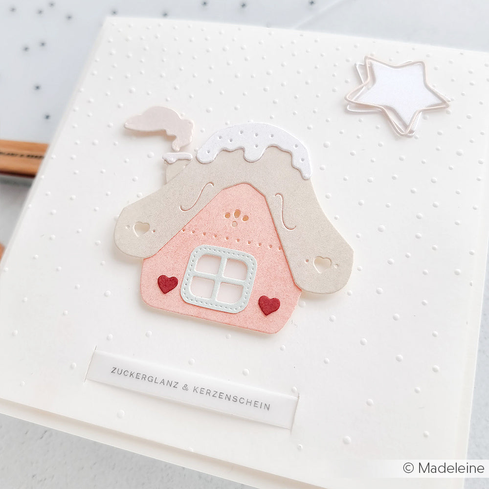 Eine pastellfarbene Lebkuchenhauskarte von Alexandra Renke mit zwei roten Herzen, einem Stern und deutschem Text auf gepunktetem weißen Hintergrund - ideal für Papierprojekte oder zur Personalisierung mit Holzstempel-Akzenten.