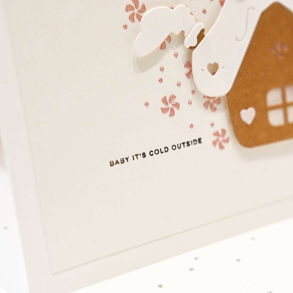 Nahaufnahme einer Karte von Alexandra Renke mit einem Lebkuchenhaus und "BABY ITS COLD OUTSIDE", gestaltet mit Stempelgummi und bunten Stempelkissen für bezaubernde gestempelte Details.