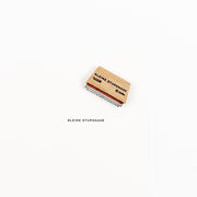 Mini-Stempel aus Holz mit der Aufschrift KLEINE STUPSNASE und einem passenden Stempelabdruck.