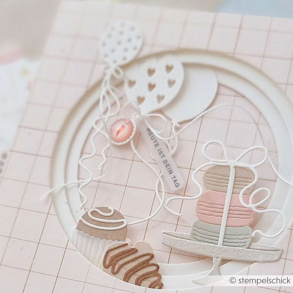 Eine pastellfarbene Karte von Alexandra Renke zeigt Torten, Luftballons und "HEUTE IST DEIN TAG" auf einem gerasterten Hintergrund - die perfekte Inspiration für Papierprojekte mit Stempelkissen oder Holzstempel.