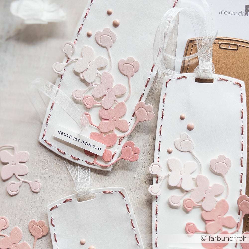 Weiße und rosafarbene florale Lesezeichen mit abgesteppten Kanten, Schleifenband und dem Text "HEUTE IST DEIN TAG" von Alexandra Renke - ideal für Papierprojekte oder passend zu Ihren Lieblings-Holzstempel-Designs.