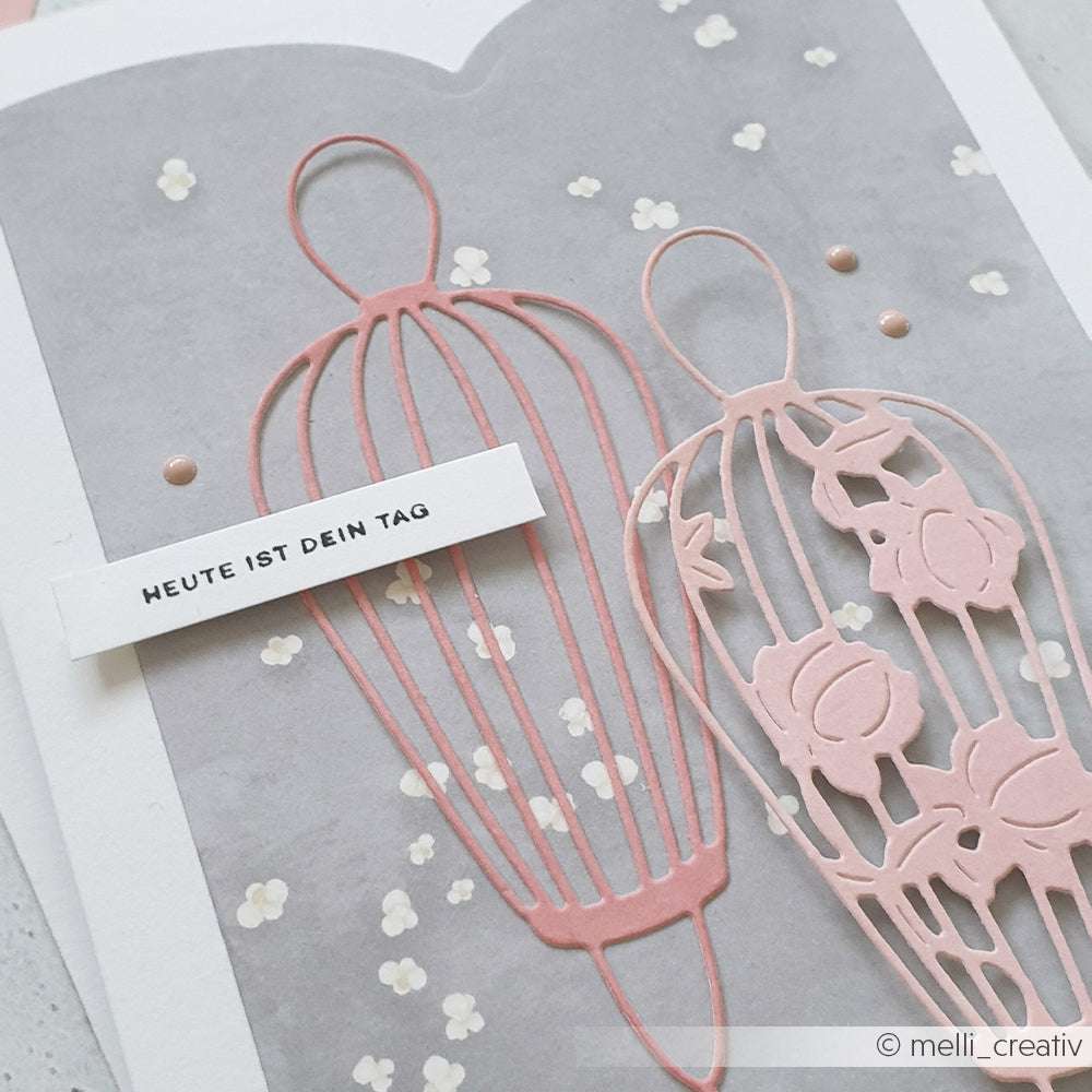 Handgefertigte Karte von Alexandra Renke mit zwei rosafarbenen Papierlaternen, dem Text "HEUTE IST DEIN TAG" und einem grau gemusterten Hintergrund, hergestellt mit Holzstempeln und Stempelkissen.