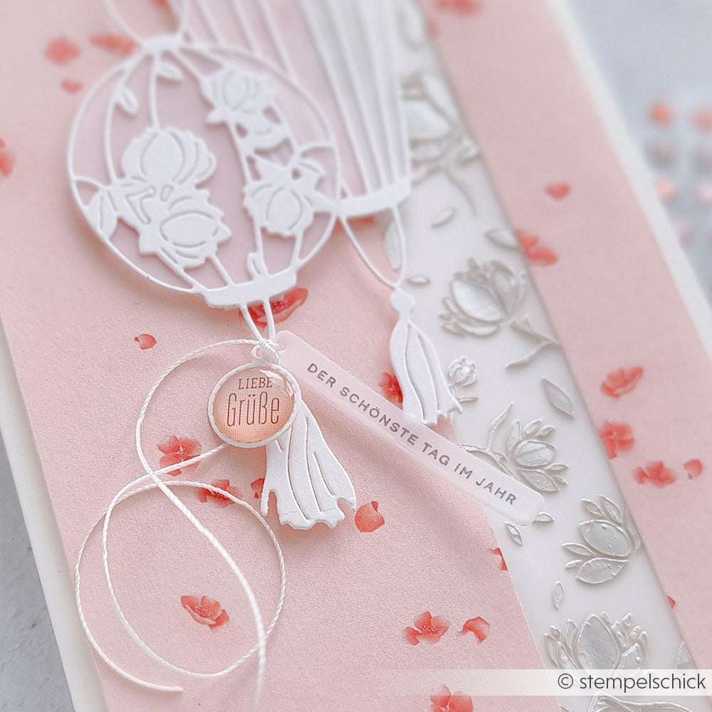 Rosa-weiße Blumenkarte von Alexandra Renke mit geprägten Blumen, Luftballons und Grußzetteln auf pastellfarbenem Hintergrund - ideal für Papierprojekte oder zur Kombination mit Ihrem Lieblingsholzstempel.