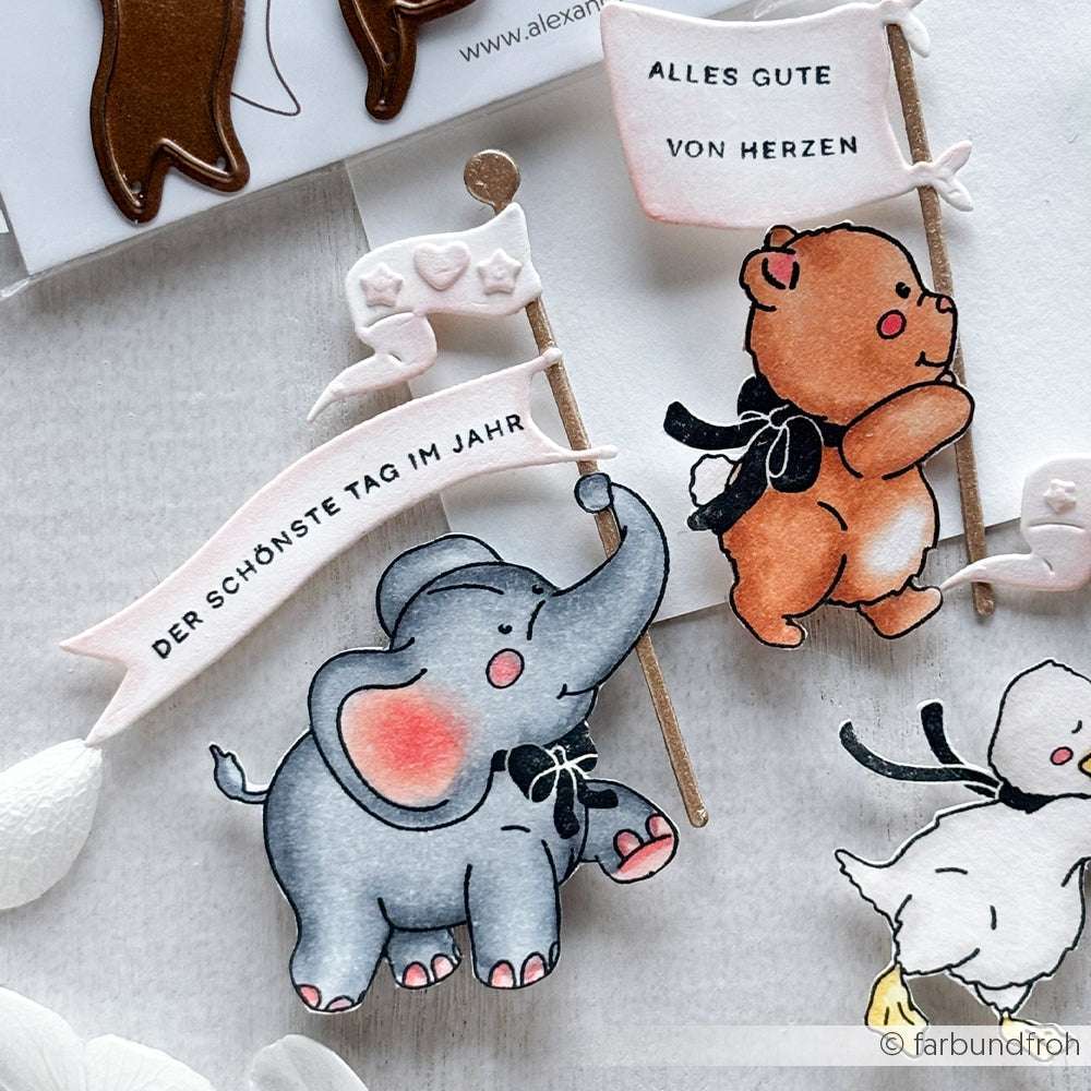 Niedlich illustrierter Elefant und Bär mit deutschen Fahnen und schwarzen Bändern - ideal für Papierprojekte. Perfekte Inspiration für Holzstempel-Fans oder kreative Stempelgummi-Designs von Alexandra Renke.
