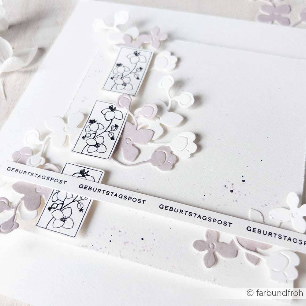 Quadratische Geburtstagskarte von Alexandra Renke mit floralen Ausschnitten, gestempelten Blumen mit Holzstempel und Stempelkissen sowie dem Text "GEBURTSTAGSPOST" auf weißem und pastellfarbenem Hintergrund.