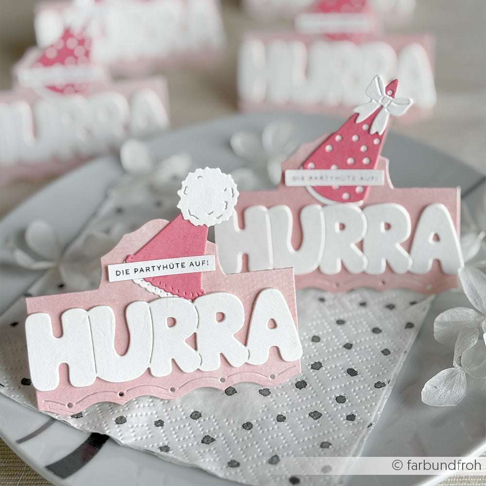 Die rosafarbenen und weißen HURRA-Karten von Alexandra Renke mit Partyhut-Motiven werden auf einem Teller mit einer gepunkteten Serviette präsentiert - perfekt für kreative Papierprojekte oder zum Aufpeppen mit Ihrem Lieblings-Stempelkissen.