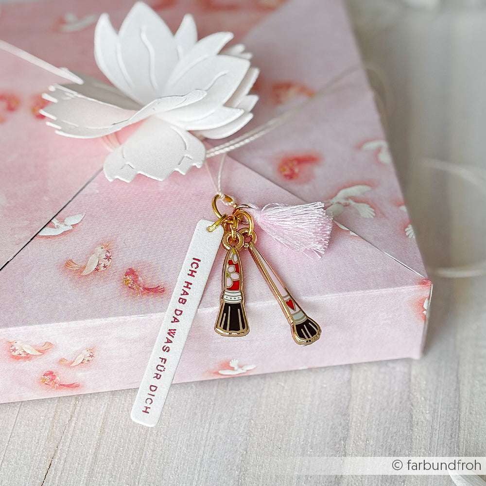 Rosa Geschenkbox von Alexandra Renke mit weißer Papierblume, zwei Ruderanhängern, rosa Quaste und "ICH HAB DA WAS FÜR DICH"-Anhänger - ideal für Papierprojekte oder als Inspiration für Ihre nächste Holzstempelkreation.