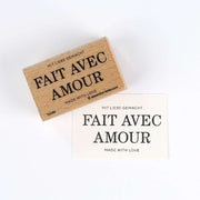 Der Holzstempel von Alexandra Renke besteht aus hochwertigen Materialien und trägt die Aufschrift FAIT AVEC AMOUR, MIT LIEBE GEMACHT, MADE WITH LOVE - ideal für kreative Projekte und einfache Anwendung.