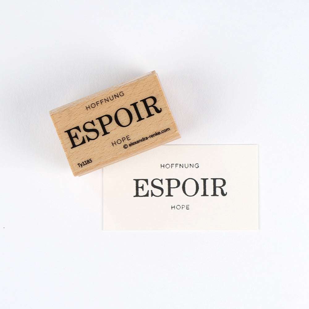 Ein Holzstempel und eine Karte von Alexandra Renke mit den Motiven ESPOIR, HOFFNUNG und HOPE - ideal als Inspiration für Ihre Papierprojekte.