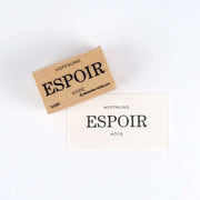 Ein Holzstempel und eine Karte von Alexandra Renke mit den Motiven ESPOIR, HOFFNUNG und HOPE - ideal als Inspiration für Ihre Papierprojekte.