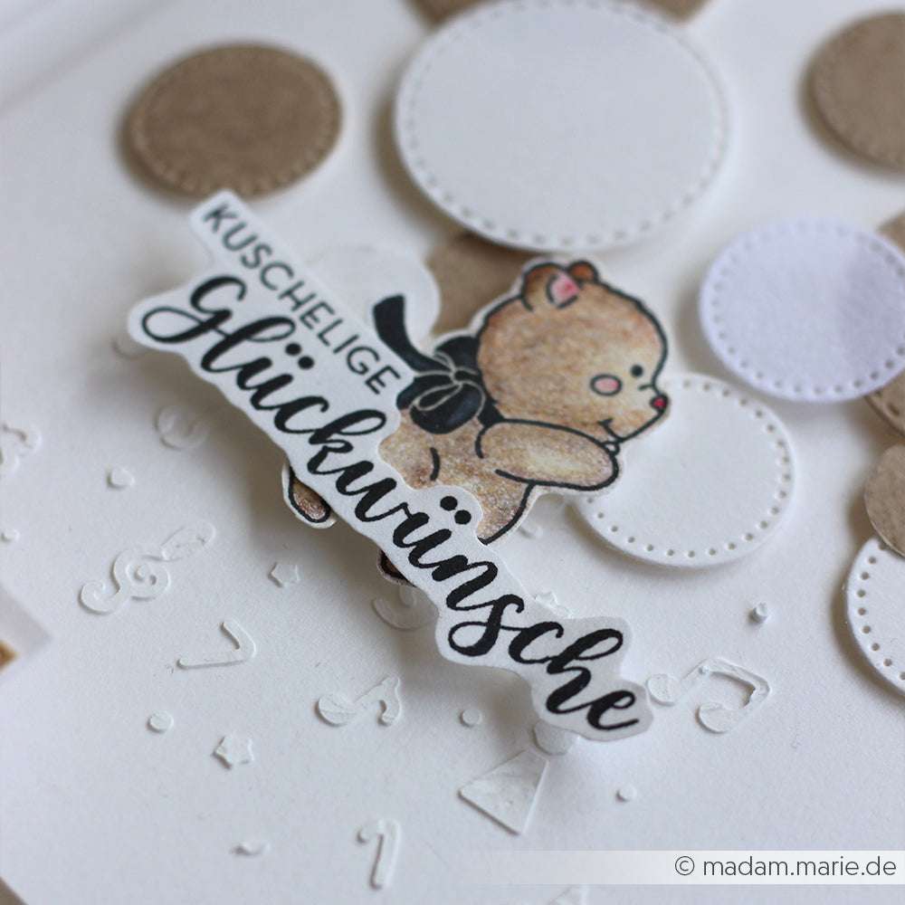 Der niedliche Bärenaufkleber von Alexandra Renke mit deutschem Text auf weißen und braunen Kreisausschnitten ist ideal für Papierprojekte. Geprägte Musiknoten im Hintergrund sorgen für zusätzlichen Charme.
