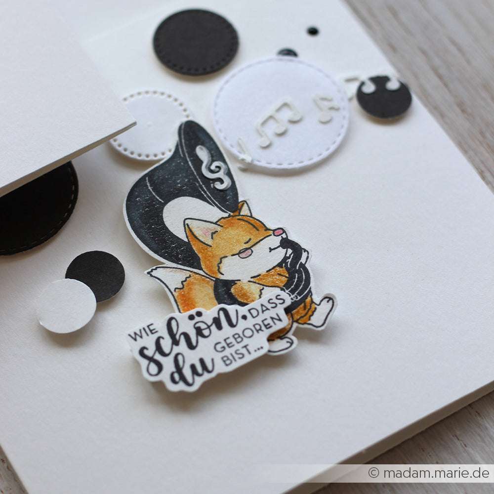 Ein charmantes Design von Alexandra Renke: ein niedlicher Fuchs mit Tuba, deutschem Text und schwarz-weißen Notenkreisen - perfekt für Papierprojekte oder als einzigartiges Holzstempel Stempelgummi.