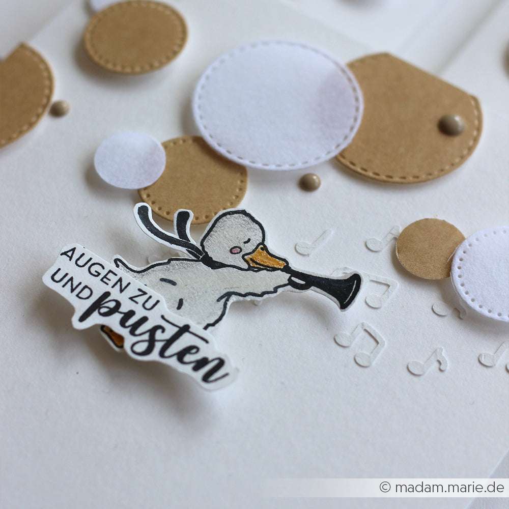 Das charmante Design von Alexandra Renke zeigt eine Ente mit Trompete, braune und weiße Kreise und Noten auf weißem Hintergrund - ideal für Papierprojekte oder in Kombination mit Ihrem Lieblings-Stempelgummi.