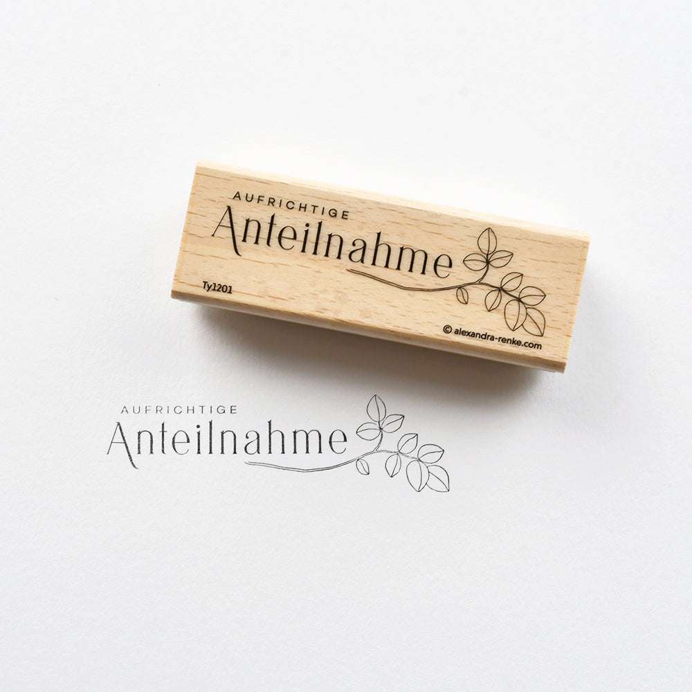 Ein Holzstempel von Alexandra Renke mit dem Motiv "Aufrichtige Anteilnahme" und Blatt-Design, ideal für viele Stempelkissen und perfekt auf weißem Papier.