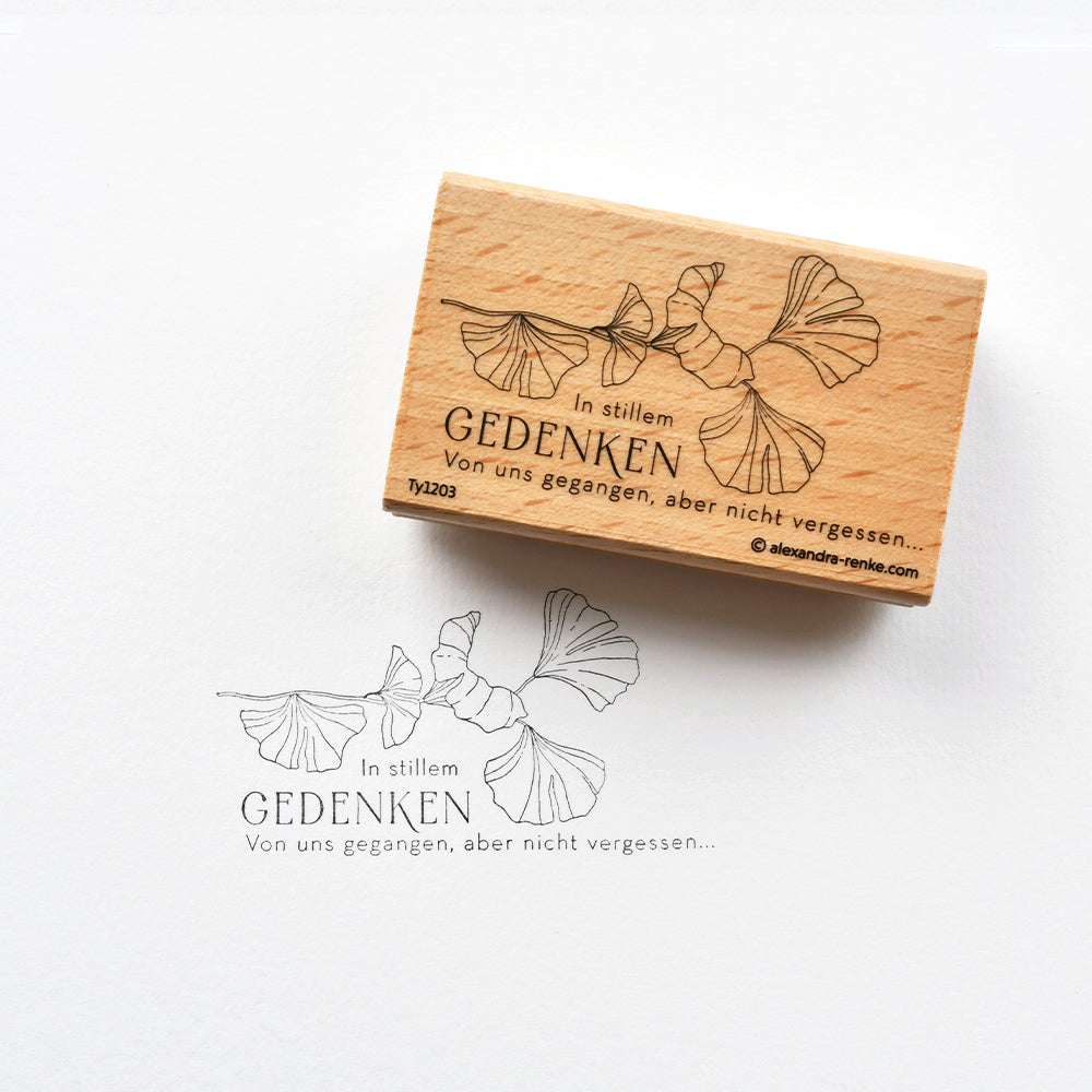 Detailreicher Holzstempel von Alexandra Renke mit Ginkgoblättern und deutschem Text, gestempelt auf weißem Papier unter dem Motiv.