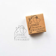 Holzstempel von Alexandra Renke mit deutscher Schrift und Blumenmotiv, gestempelt auf weißem Papier. Hochwertige Materialien sorgen für einfache Handhabung.