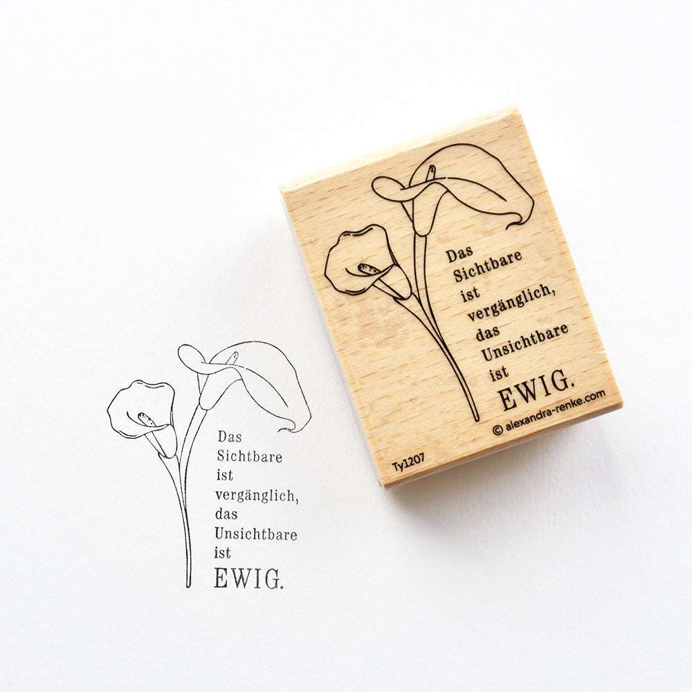 Der Holzstempel von Alexandra Renke zeigt ein Calla-Lilien-Motiv und einen deutschen Text über die ewige Natur der sichtbaren und unsichtbaren Dinge.