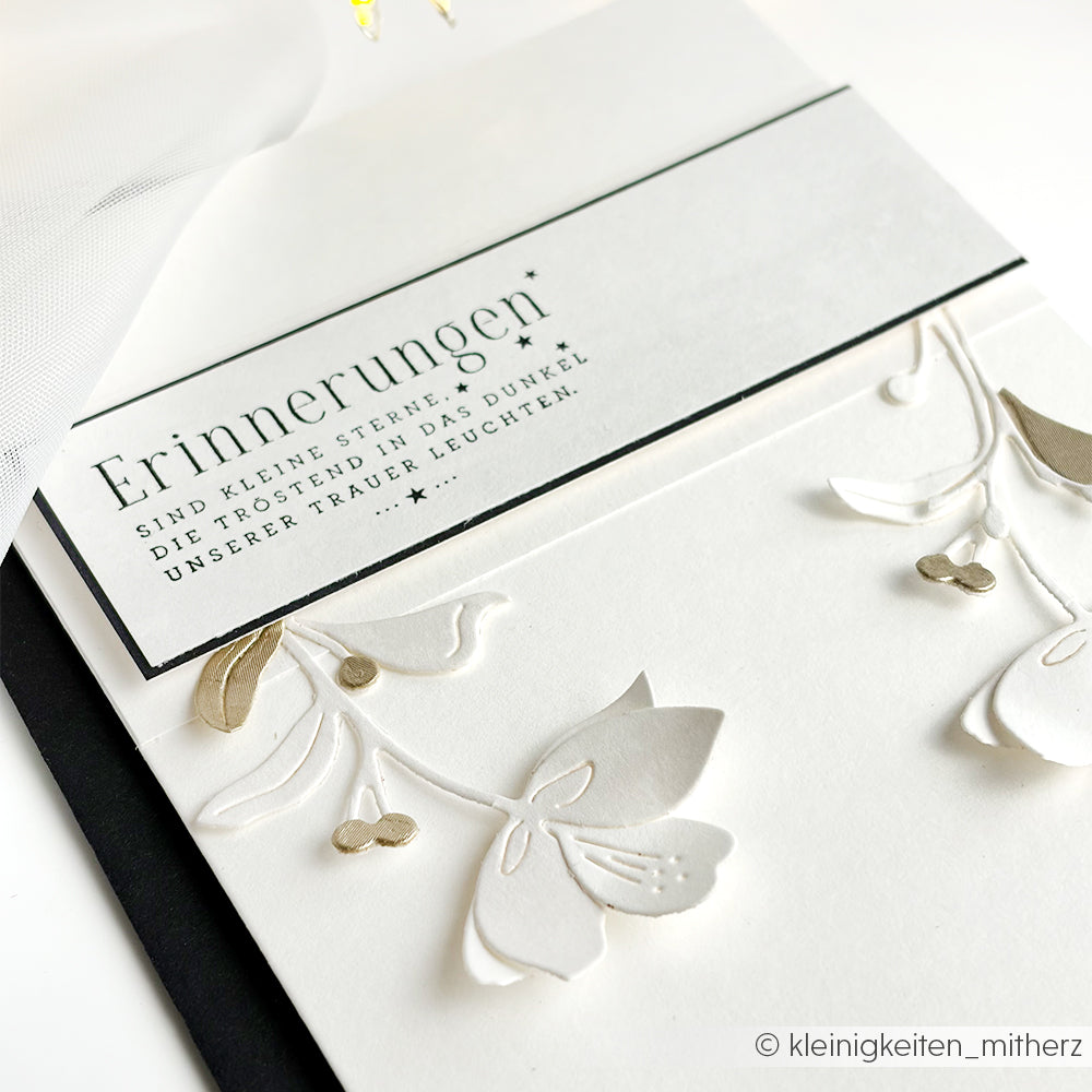 Die weiße Prägekarte "Erinnerungen" von Alexandra Renke mit zartem Blumenmuster und sanften Schatten - ideal für Papierprojekte oder in Kombination mit Ihrem Lieblingsholzstempel.