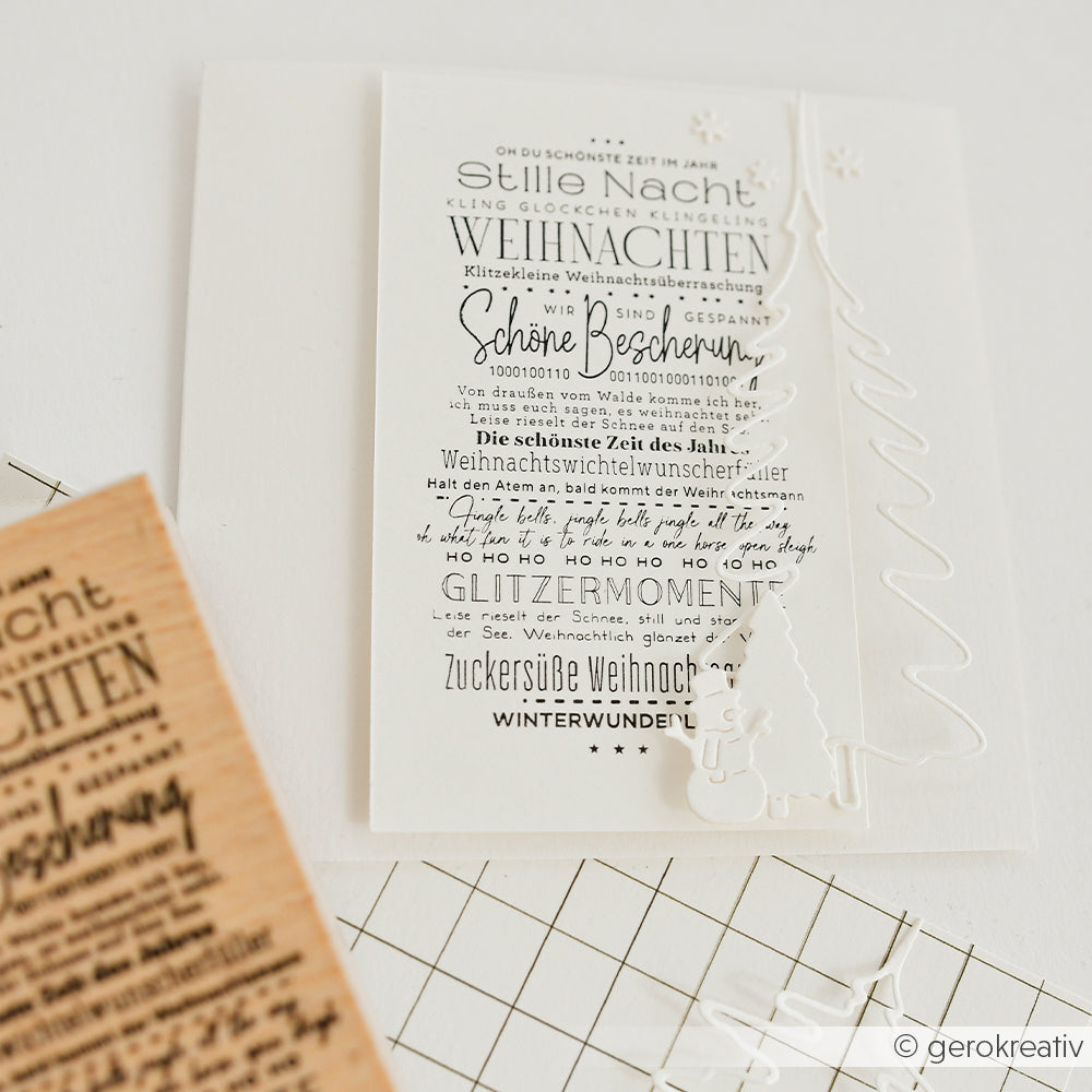Weiße Karte mit einem mehrschichtigen Weihnachtszeit-Schriftzug und einer ausgestanzten Baumsilhouette.