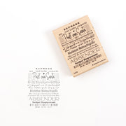 Ein Holzstempel und sein Stempelabdruck mit der Aufschrift „Post von Santa“ – ein deutscher Text zum Thema Weihnachten aus dem Postamt am Nordpol.