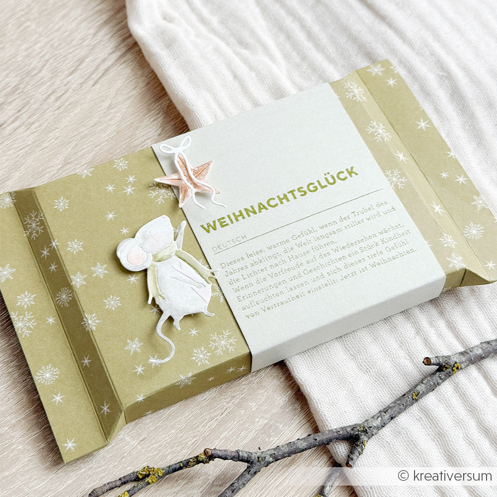 Geschenkpapier mit einer WEIHNACHTSGLÜCK-Illustration mit Maus und Stern – perfekt für einen Weihnachtsstempel.