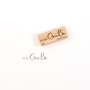 Ein Holzstempel mit der Aufschrift „Süße Grüße“ und dem darunter abgebildeten Stempelabdruck, ideal für Papierprojekte.