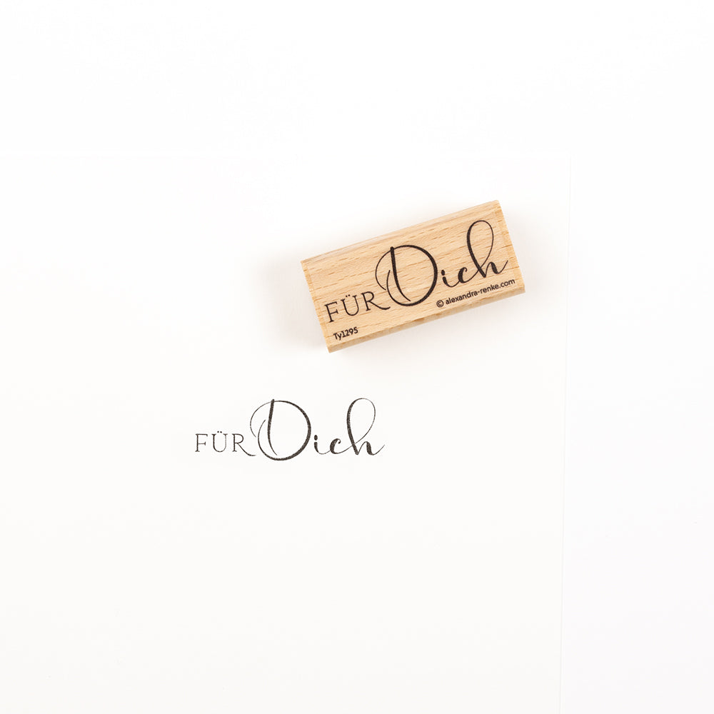 Ein Holzstempel und sein Stempelabdruck, auf denen jeweils „FÜR Dich“ in eleganter Schreibschrift steht – perfekt für Papierprojekte.
