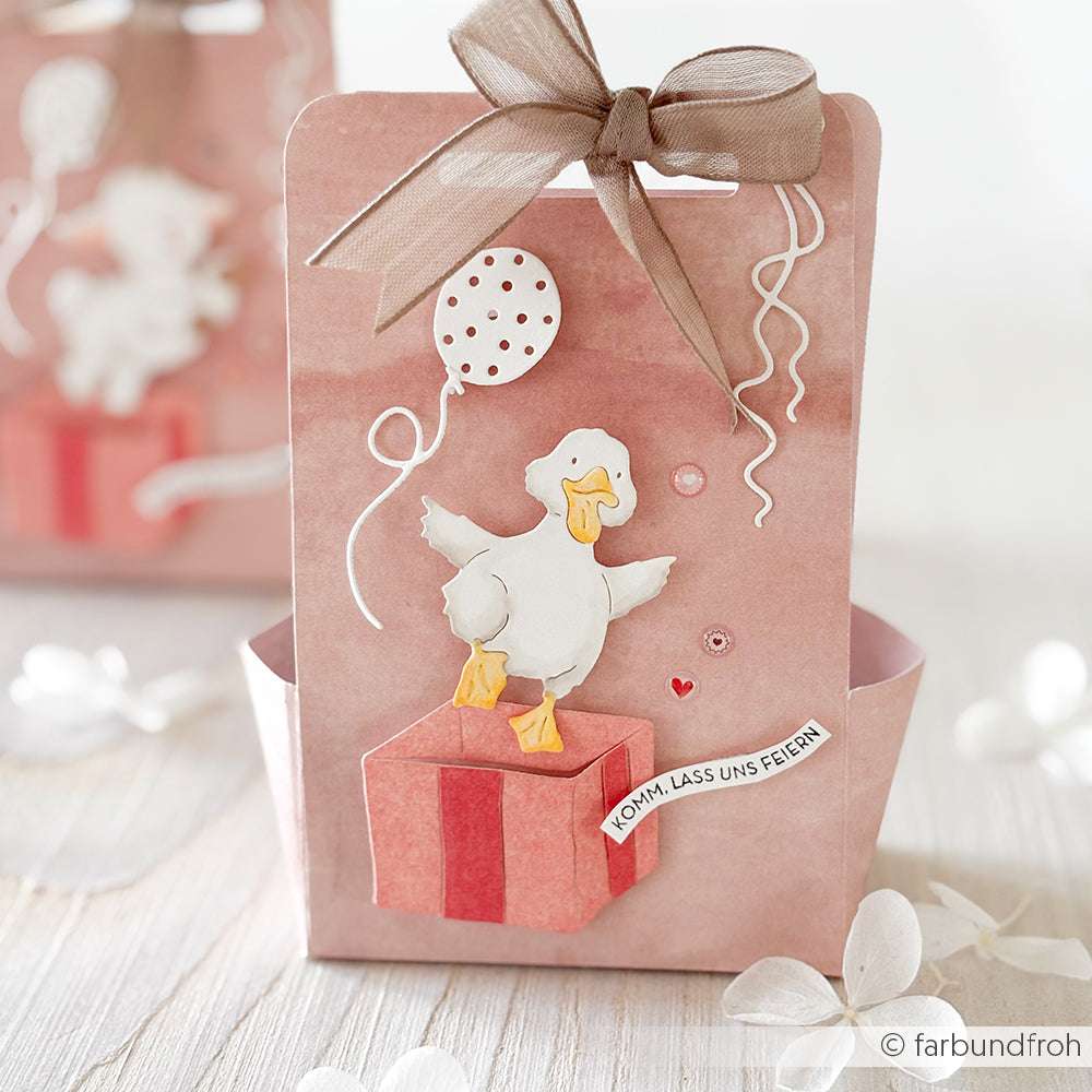 Rosa Geschenktüte von Alexandra Renke mit Entenmotiv, Luftballons, Schleife und dem Text "Komm, lass uns feiern". Hergestellt aus hochwertigen Materialien - perfekt für die Präsentation Ihrer handgefertigten Geschenke.