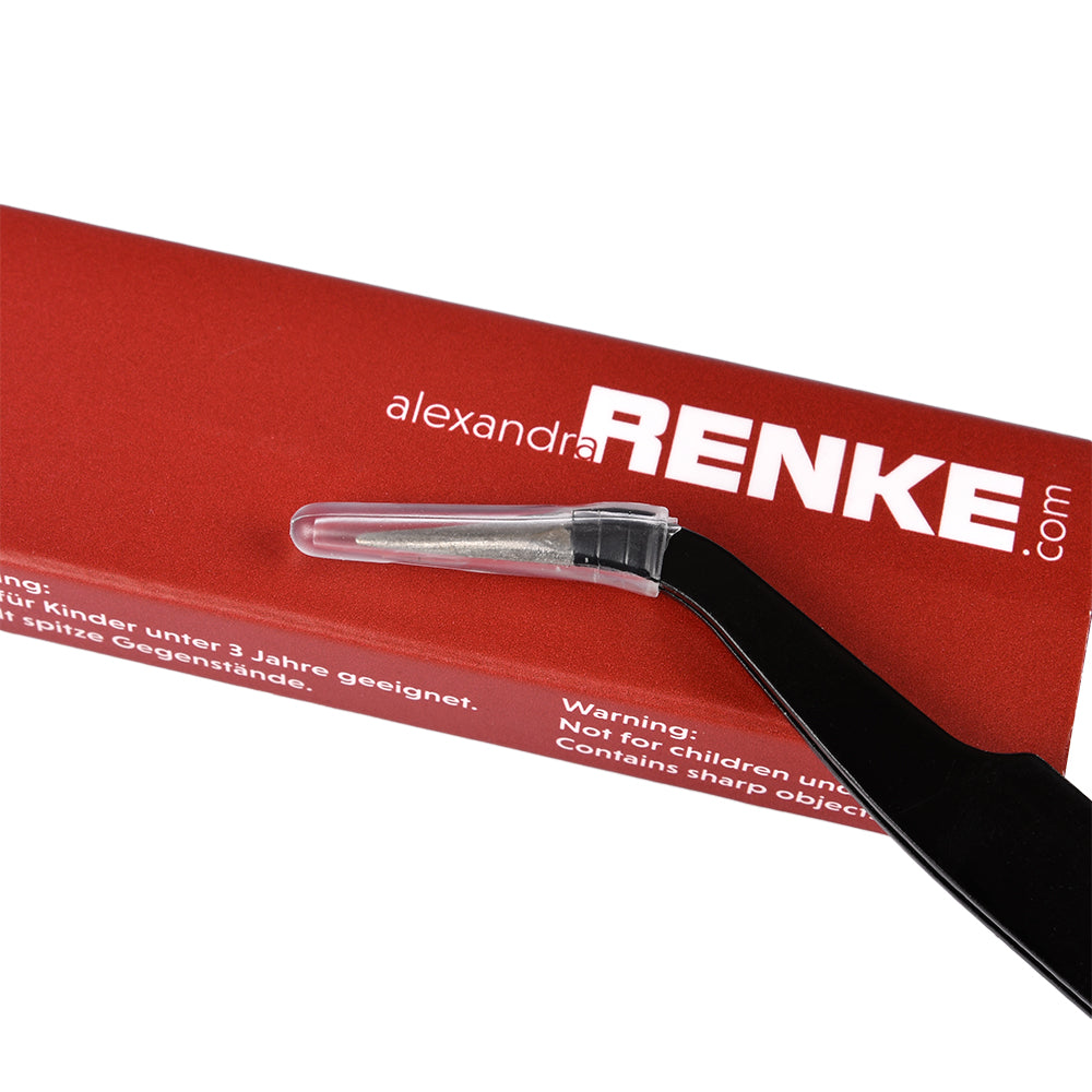 Eine schwarze Alexandra Renke Präzisionspinzette mit klarer Schutzkappe sitzt auf einer gebrandeten roten Box - perfekt für Bastelarbeiten und präzise Entgitterungsaufgaben.