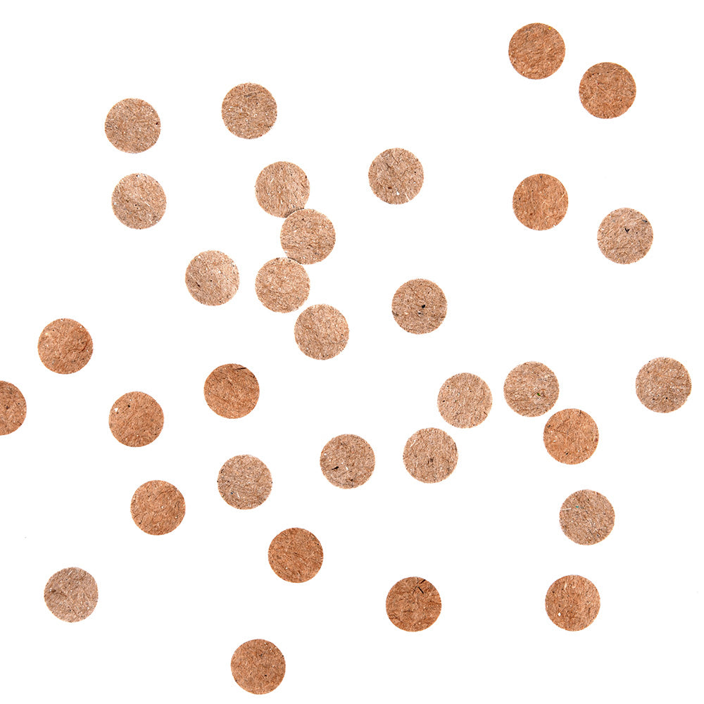 Braunes kreisförmiges Konfetti, hergestellt mit einer Vaessen Stanzzange Kreismotiv, wird auf einem weißen Hintergrund verstreut - ideal für Papierprojekte.