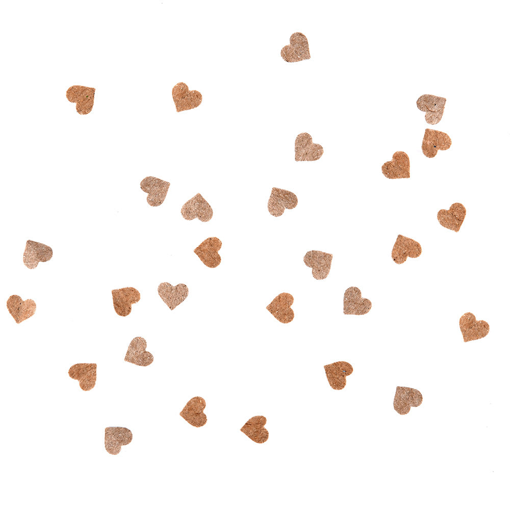Kleine braune Papierherzen von Vaessen, die mit einem Stanzer hergestellt wurden, sind auf einem weißen Hintergrund verstreut - ideal für einzigartige Papierprojekte.