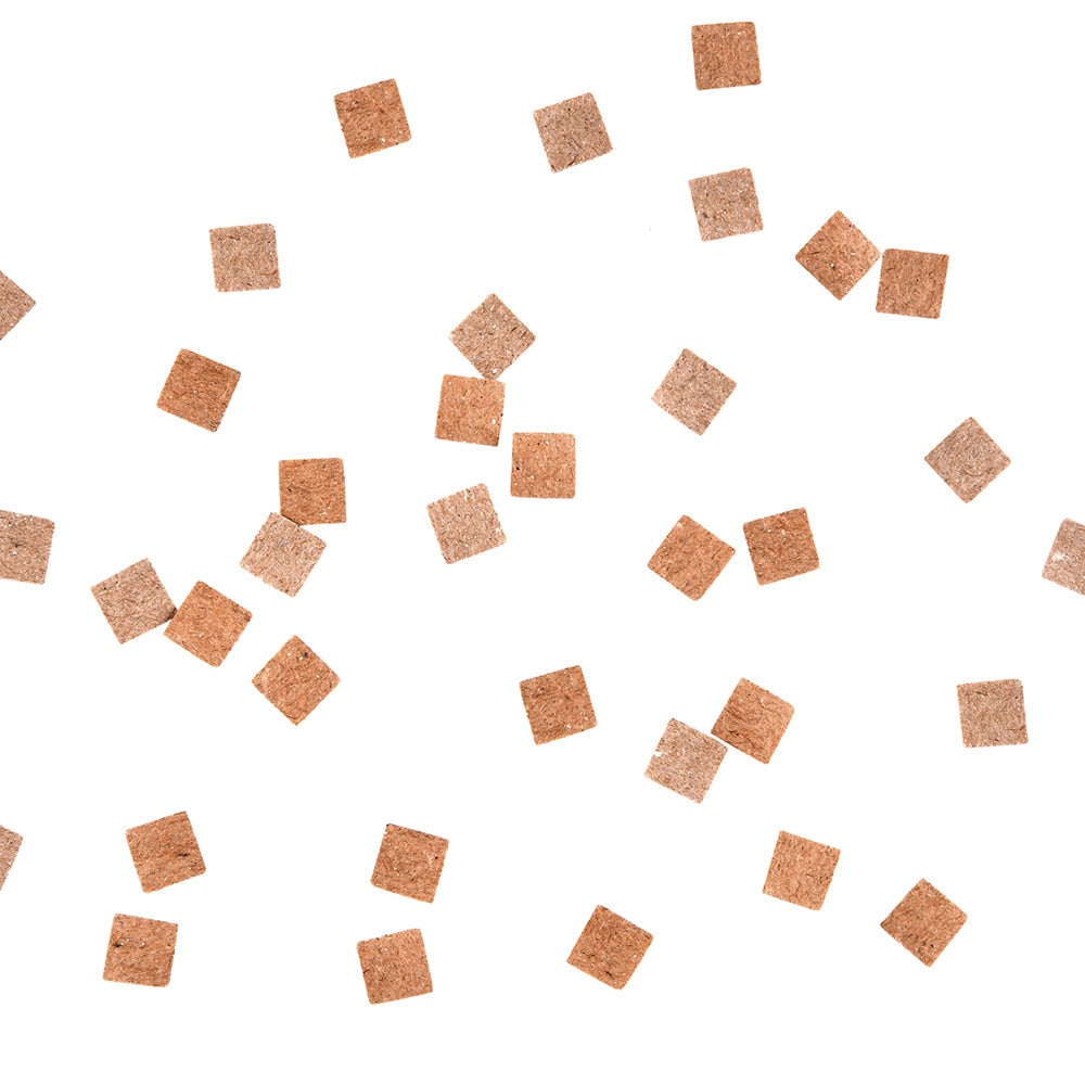 Verstreute kleine braune quadratische Chips von Vaessen auf weißem Hintergrund - ideal für Papierprojekte und das Basteln mit einem Stanzer oder Stanzange Quadratmotiv.