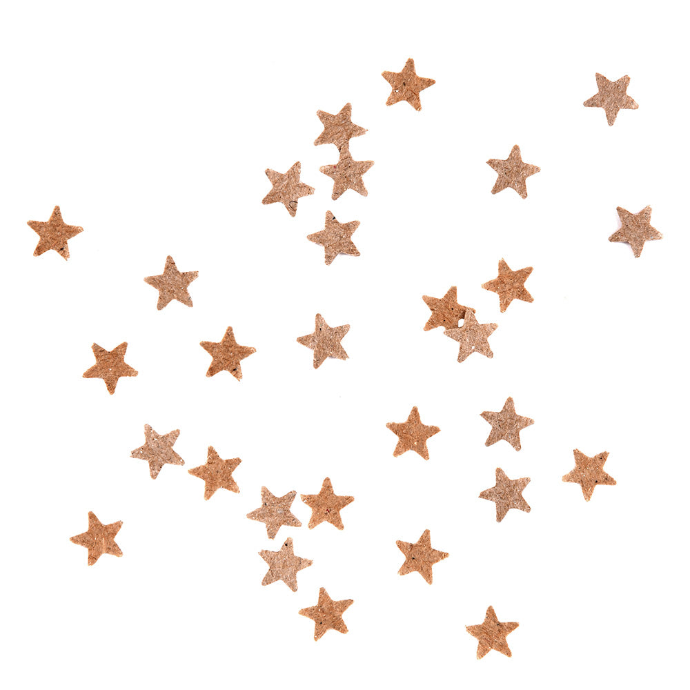 Verstreute kleine braune sternförmige Objekte von Vaessen auf weißem Hintergrund, ideal für Papierprojekte oder zur Verwendung mit einem Stanzer.