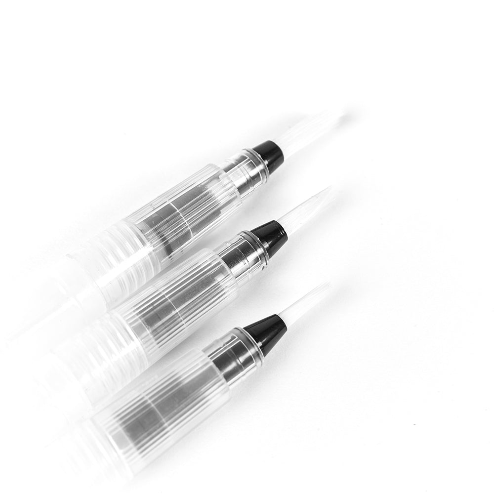 Drei Vaessen Wasserpinsel aus klarem Kunststoff mit schwarzen Spitzen und nachfüllbaren Wassertanks, diagonal angeordnet auf weißem Hintergrund.