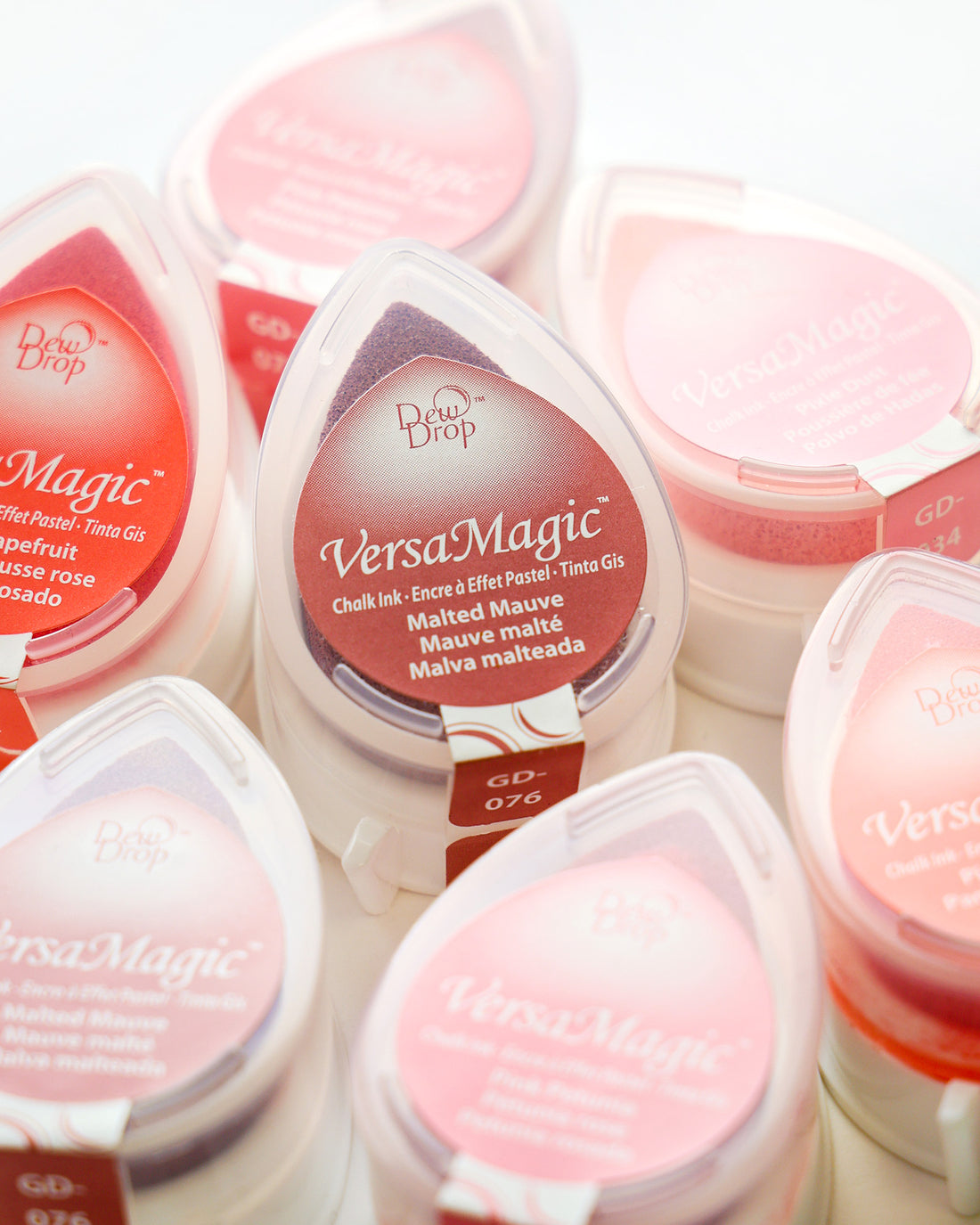Nahaufnahme mehrerer VersaMagic-Tintenkissen in Pastelltönen, darunter ein beschriftetes Malted Mauve.