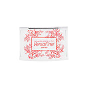 Ein weißes Tsukineko Versafine Stempelkissenetui mit roten Blattmotiven, beschriftet mit VersaFine Satin Red, perfekt für feine Details stempeln mit knackiger Pigmenttinte.