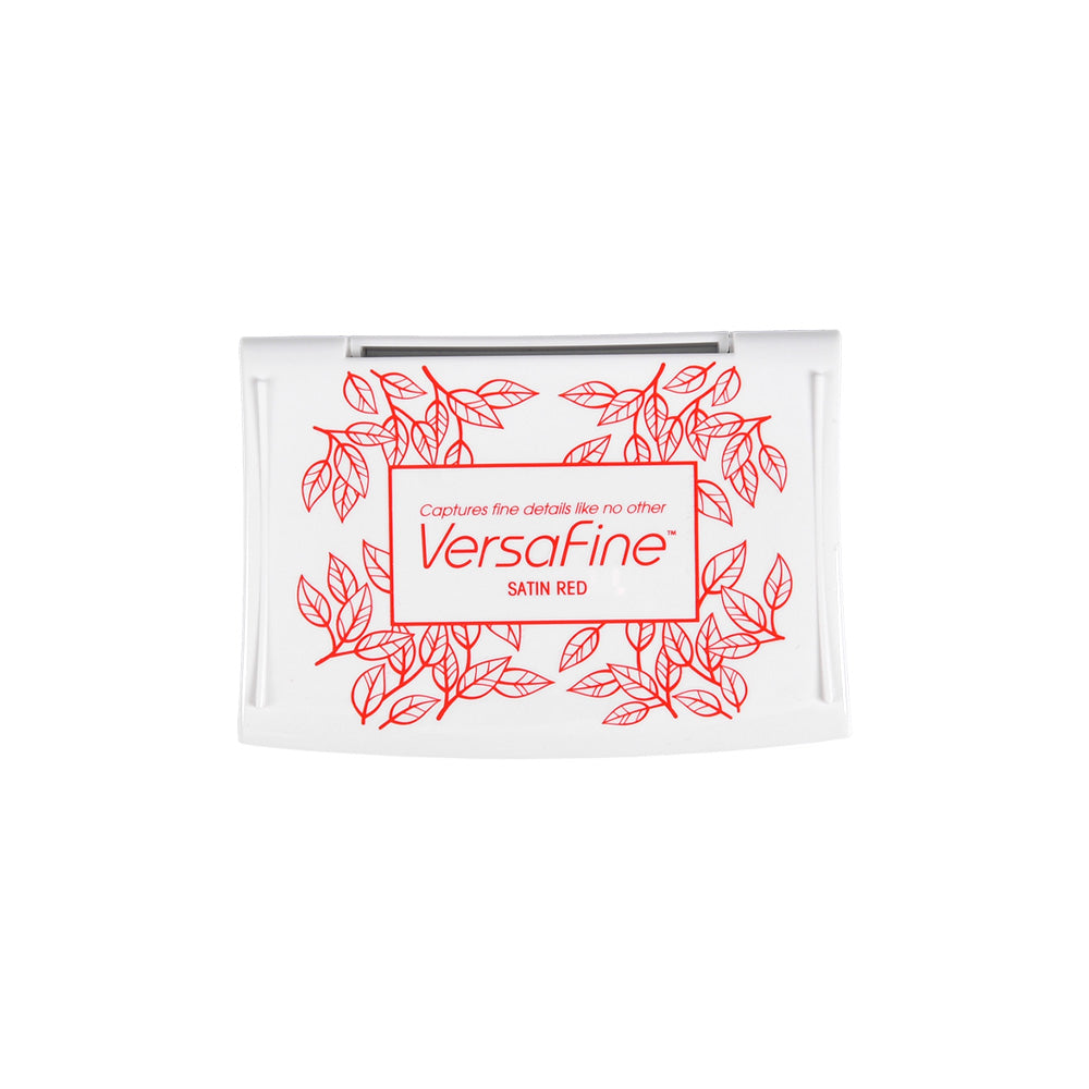Ein weißes Tsukineko Versafine Stempelkissenetui mit roten Blattmotiven, beschriftet mit VersaFine Satin Red, perfekt für feine Details stempeln mit knackiger Pigmenttinte.