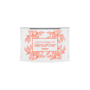 Das weiße Stempelkissen VersaFine von Tsukineko ist mit einem orangefarbenen Blattmuster und der Aufschrift "Habanero" versehen. Die hochwertige Pigmenttinte ist ideal zum Stempeln feiner Details.