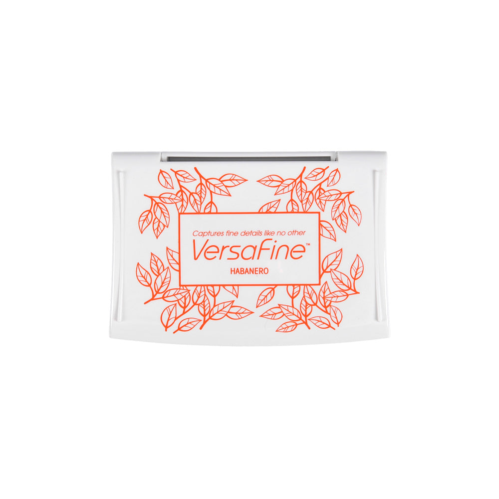 Das weiße Stempelkissen VersaFine von Tsukineko ist mit einem orangefarbenen Blattmuster und der Aufschrift "Habanero" versehen. Die hochwertige Pigmenttinte ist ideal zum Stempeln feiner Details.
