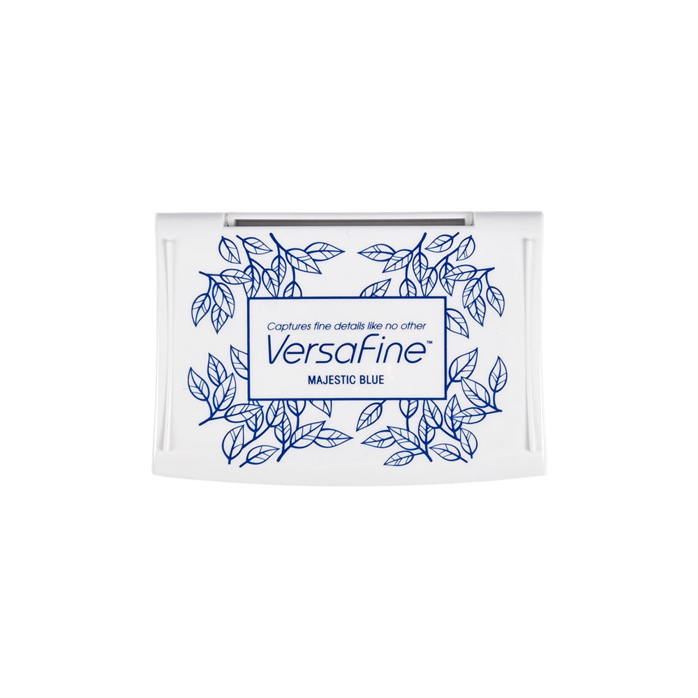 Das Tsukineko VersaFine Stempelkissen ist ein weißes Stempelkissen mit blauen Blattmotiven und dem Text "MAJESTIC BLUE" auf dem Etikett, ideal zum Stempeln von feinen Details mit hochwertiger Pigmenttinte.