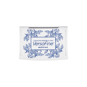 Das Tsukineko VersaFine Stempelkissen ist ein weißes Stempelkissen mit blauen Blattmotiven und dem Text "MAJESTIC BLUE" auf dem Etikett, ideal zum Stempeln von feinen Details mit hochwertiger Pigmenttinte.