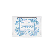 Tsukineko VersaFine Stempelkissen in einem weißen Etui mit blauem Blattmotiv und "Deep Lagoon" auf der Vorderseite - perfekt zum Stempeln feiner Details mit satter Pigmenttinte.