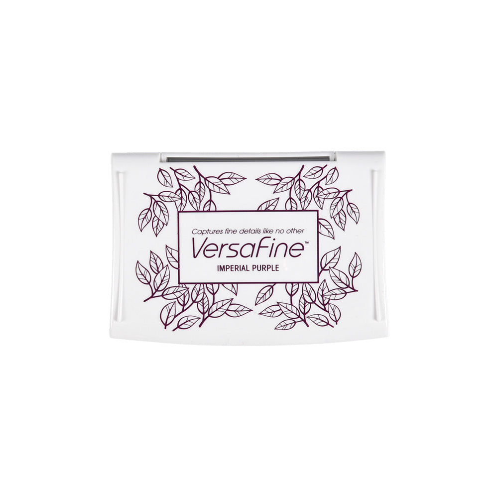 Das Tsukineko VersaFine Stempelkissen in Imperial Purple hat lila Blattmotive auf dem Deckel und ist ideal für detaillierte Stempelungen mit Versafine Tinte.